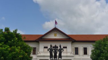 4K Time-lapse, Three Kings Monument Tayland 'ın Chiang Mai şehrinin bir heykel sembolüdür. Chiang Mai 'nin kurucusu Kral Mengrai ve iki arkadaşı Kral Ramkamhaeng ve Kral Ngam Muang' ın heykelleri..
