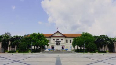 4K Time-lapse, Three Kings Monument Tayland 'ın Chiang Mai şehrinin bir heykel sembolüdür. Chiang Mai 'nin kurucusu Kral Mengrai ve iki arkadaşı Kral Ramkamhaeng ve Kral Ngam Muang' ın heykelleri..