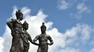 4K Time-lapse, Three Kings Monument Tayland 'ın Chiang Mai şehrinin bir heykel sembolüdür. Chiang Mai 'nin kurucusu Kral Mengrai ve iki arkadaşı Kral Ramkamhaeng ve Kral Ngam Muang' ın heykelleri..