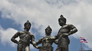 4K Time-lapse, Three Kings Monument Tayland 'ın Chiang Mai şehrinin bir heykel sembolüdür. Chiang Mai 'nin kurucusu Kral Mengrai ve iki arkadaşı Kral Ramkamhaeng ve Kral Ngam Muang' ın heykelleri..