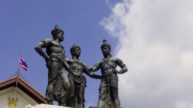 4K Time-lapse, Three Kings Monument Tayland 'ın Chiang Mai şehrinin bir heykel sembolüdür. Chiang Mai 'nin kurucusu Kral Mengrai ve iki arkadaşı Kral Ramkamhaeng ve Kral Ngam Muang' ın heykelleri..