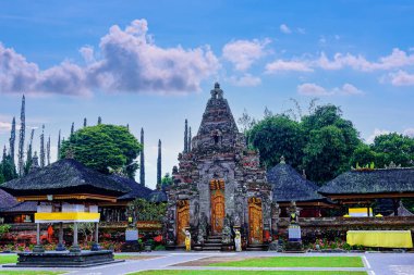 Pura Ulun Danu Beratan ya da Pura Bratan, Endonezya 'nın Bali kentinde bulunan bir Hindu tapınağıdır. Dağ Vadisi gölündeki eski geleneksel tapınak kompleksi..