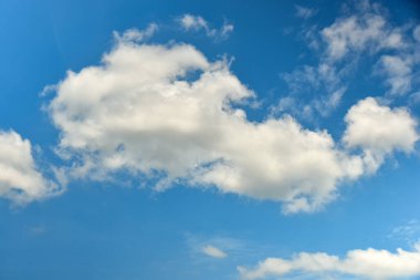 Güzel kümülüs bulutları mavi gündüz gökyüzüne karşı. Cumulus pamuk yumağı gibi yumuşak bir buluttur.