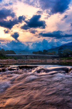 Tayland 'ın Nakorn Sri Thammarat kasabasındaki Kiriwong köyündeki dere ve kayaların manzarası. Kiriwong köyü Tayland 'ın güneyindeki en ünlü turistik mekan..