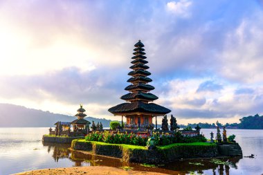 Pura Ulun Danu Beratan ya da Pura Bratan, Endonezya 'nın Bali kentinde bulunan bir Hindu tapınağıdır. Dağ Vadisi gölündeki eski geleneksel tapınak kompleksi..
