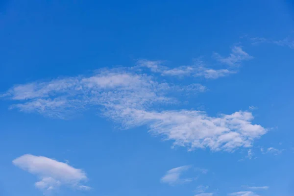 Mooie Bewegingen Witte Wolken Blauwe Lucht Achtergrond Gezwollen Pluizige Witte — Stockfoto