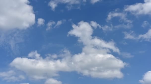 Zeitraffer Schöne Bewegungen Weiße Wolken Auf Blauem Himmel Hintergrund Videomaterial — Stockvideo