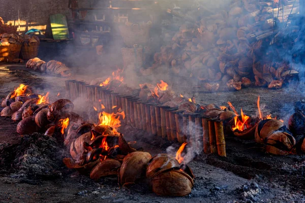 在泰国邦Saen的Baan Nong Mon Khao Lam Nong Mon的传统烹调方法是用椰壳作为燃料 烧高林 泰国竹管 甜奶油米甜食 — 图库照片