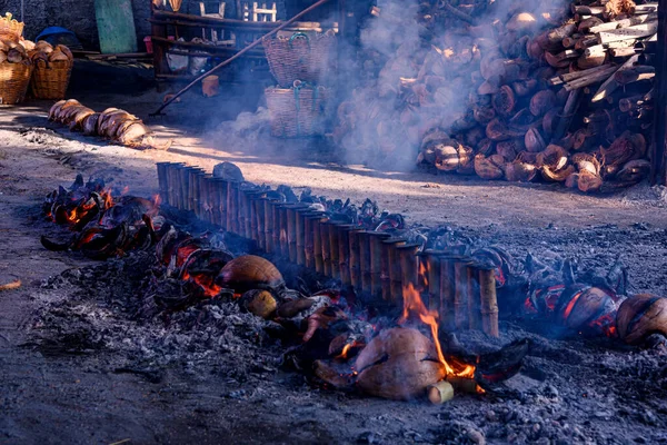 Geleneksel Khao Lam Nong Mon yemekleri Baan Nong Mon, Bang Saen, Tayland 'da hindistan cevizi kabuklarını yakıt olarak kullanır. Yanan Khao Lam, Tayland bambu tüpü tatlı kremalı pirinç tatlısı.