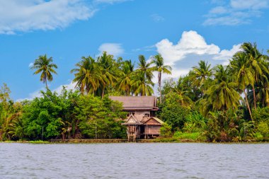 Samut Songkhram, Tayland 'da Mae Klong Nehri kırsalında bir ev. Tayland kırsalında rıhtımda bir ev. 