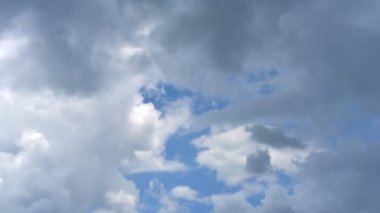 4K zaman kaybı, gri ve beyaz yuvarlanan kabarık bulutlar gökyüzünde yüzüyor. Fırtına Bulutları Yağmuru Konsepti