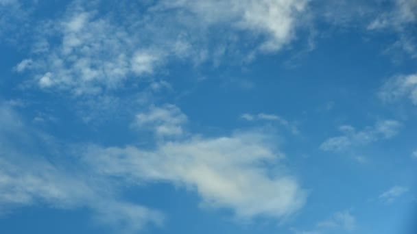 Czas Mija Piękne Ruchy Białe Chmury Tle Niebieskiego Nieba Nagranie — Wideo stockowe