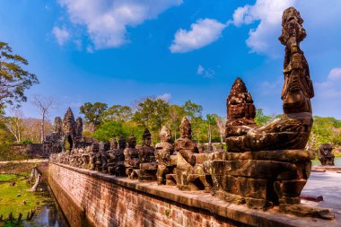 Kamboçya 'nın Siem Reap kentindeki Angkor Thom' un güney kapısındaki köprüde muhafızların heykelleri. Siem Reap, Kamboçya 'nın popüler seyahat yeri. 