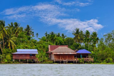 Samut Songkhram, Tayland 'da Mae Klong Nehri kırsalında bir ev. Tayland kırsalında rıhtımda bir ev. 