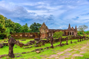 Vat Phou veya Wat Phu, Güney Laos 'un Champasak ilindeki UNESCO dünya mirası alanıdır. Wat Phou Hindu tapınağı Champasak Eyaleti, Güney Laos