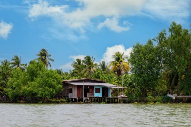 Samut Songkhram, Tayland 'da Mae Klong Nehri kırsalında bir ev. Tayland kırsalında rıhtımda bir ev. 