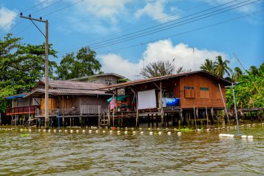 Samut Songkhram, Tayland 'da Mae Klong Nehri kırsalında bir ev. Tayland kırsalında rıhtımda bir ev. 