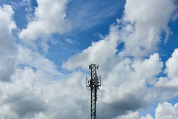 Telecommunicatietorens Met Wolken Blauwe Lucht Achtergrond Toren Signaal Blauwe Lucht — Stockfoto