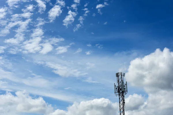 Torres Telecomunicaciones Con Nubes Sobre Fondo Azul Del Cielo Señal — Foto de Stock