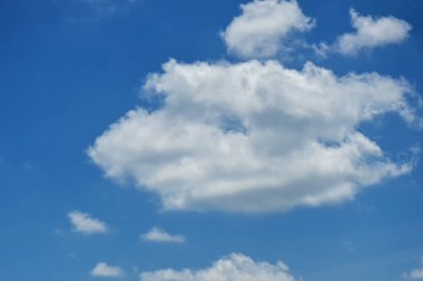 Mavi arka planda güzel beyaz bulutlar. gökyüzü arkaplanı ve duvar kağıdı. 