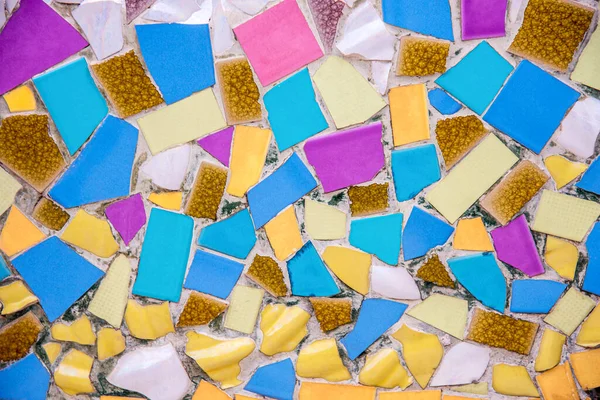 Soyut Arkaplan Için Duvardaki Kırık Kiremit Taş Dekorasyonundan Renkli Mozaik — Stok fotoğraf