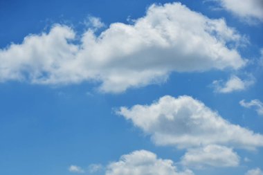 Mavi arka planda güzel beyaz bulutlar. gökyüzü arkaplanı ve duvar kağıdı. 