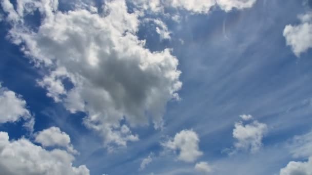 Time Lapse Hermoso Movimiento Nubes Blancas Sobre Fondo Azul Del — Vídeos de Stock