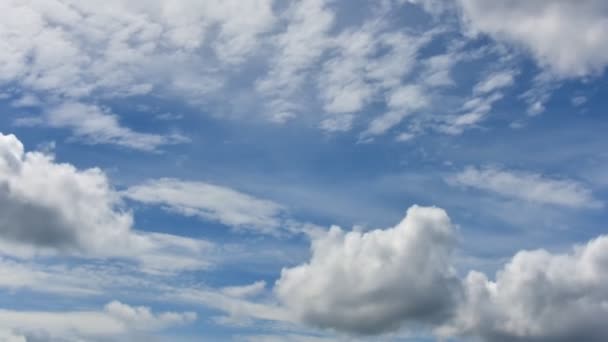 Zeitraffer Schöne Bewegung Weiße Wolken Auf Blauem Himmel Hintergrund Videomaterial — Stockvideo