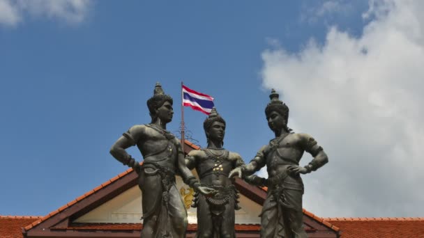 4K时差 三王纪念碑是泰国清迈的雕塑象征 背景为移动的白云 清迈的创立者孟歌帝和他的两个朋友 拉姆卡蒙国王和恩甘王的雕像 — 图库视频影像