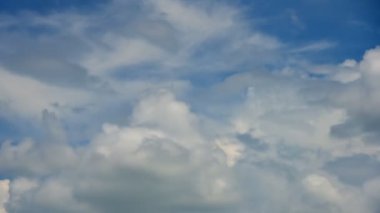 4K zaman atlaması, mavi gökyüzü arka planında güzel hareketli beyaz bulutlar. Kabarık beyaz bulutların mavi gökyüzünün zaman aşımına uğramış görüntüsü..