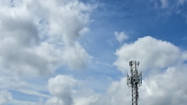 Tid Förfaller Telekommunikationstorn Med Rörelse Moln Blå Himmel Bakgrund Videofilmer — Stockvideo