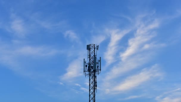 Lapso Tempo Torres Telecomunicações Com Nuvens Movimento Fundo Céu Azul — Vídeo de Stock