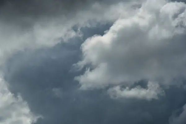 Γκρι Και Λευκά Κυλιόμενα Φουσκωτά Σύννεφα Αιωρούνται Στον Ουρανό Concept — Φωτογραφία Αρχείου