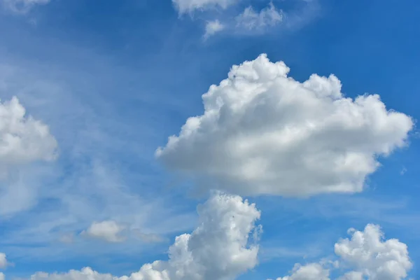 Awan Putih Yang Indah Dengan Latar Langit Biru Bengkak Berbulu — Stok Foto