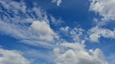 4K zaman kaybı, gökyüzünde hareket eden güzel bulutlar. Hareket halindeki bulut manzarası