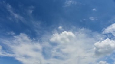 4K zaman kaybı, gökyüzünde hareket eden güzel bulutlar. Hareket halindeki bulut manzarası