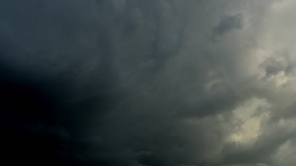 Zeitraffer Grau Und Weiß Rollende Geschwollene Wolken Himmel Konzept Gewitterwolken — Stockvideo