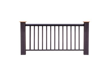 Kırpma yolu olan çelik korkuluklar beyaz arkaplanda izole edildi.