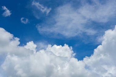 Güzel kümülüs bulutları mavi gündüz gökyüzüne karşı. Cumulus pamuk yumağı gibi yumuşak bir buluttur.. 
