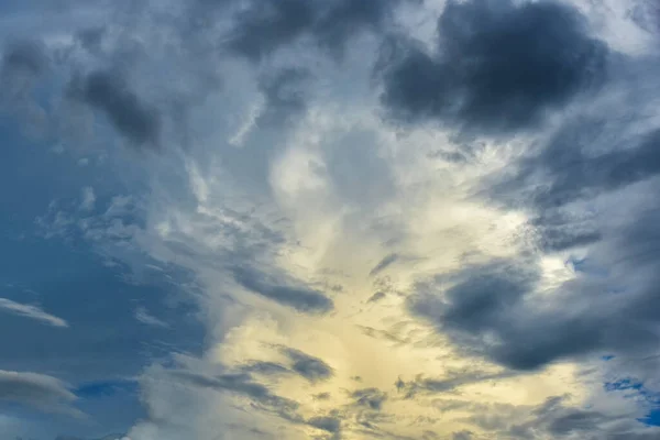 Nuages Bouffis Roulants Gris Blancs Flottant Dans Ciel Concept Tempête — Photo