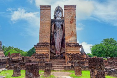 Sukhothai tarihi parkındaki Antik Buda Heykeli, Tayland 'daki UNESCO Dünya Mirası Alanı, 800 yıl önce Tayland' ın eski bir kasabası. 