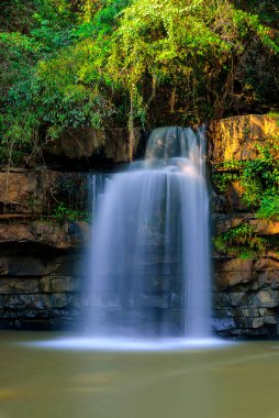 Khao Kor, Phetchabun, Tayland 'da Sridit şelalesi. Yazın su daha az olur. 