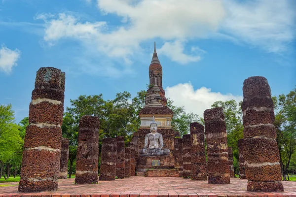 Sukhothai tarihi parkındaki Antik Buda Heykeli, Tayland 'daki UNESCO Dünya Mirası Alanı, 800 yıl önce Tayland' ın eski bir kasabası. 
