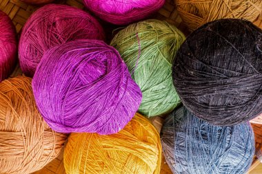 Pamuk ipliği bambu sepetinde kumaş dokumaya hazırlanıyor. Geleneksel el yapımı kumaş dokuması.