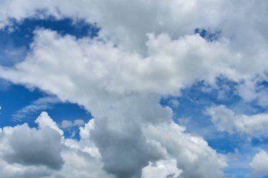 Mavi arka planda güzel beyaz bulutlar. gökyüzü arkaplanı ve duvar kağıdı. 