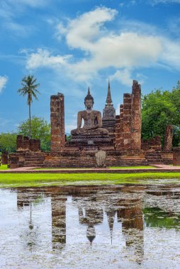 Sukhothai tarihi parkındaki Antik Buda Heykeli, Tayland 'daki UNESCO Dünya Mirası Alanı, 800 yıl önce Tayland' ın eski bir kasabası. 