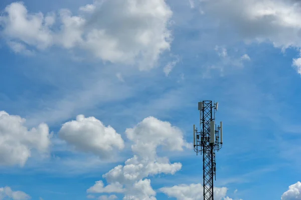 Wieże Telekomunikacyjne Chmurami Tle Błękitnego Nieba Wieża Sygnał Niebieskim Niebie — Zdjęcie stockowe