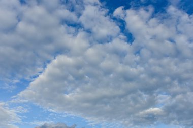 Mavi arka planda güzel beyaz bulutlar. Kabarık beyaz bulutlar mavi gökyüzü.