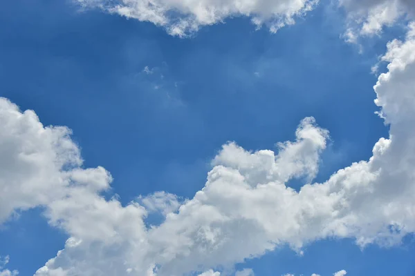 Schöne Weiße Wolken Auf Blauem Himmel Hintergrund Geschwollene Flauschige Weiße — Stockfoto