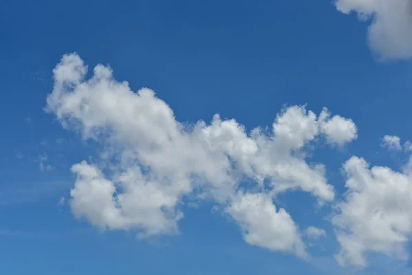 Awan Putih Yang Indah Dengan Latar Langit Biru Bengkak Berbulu — Stok Foto